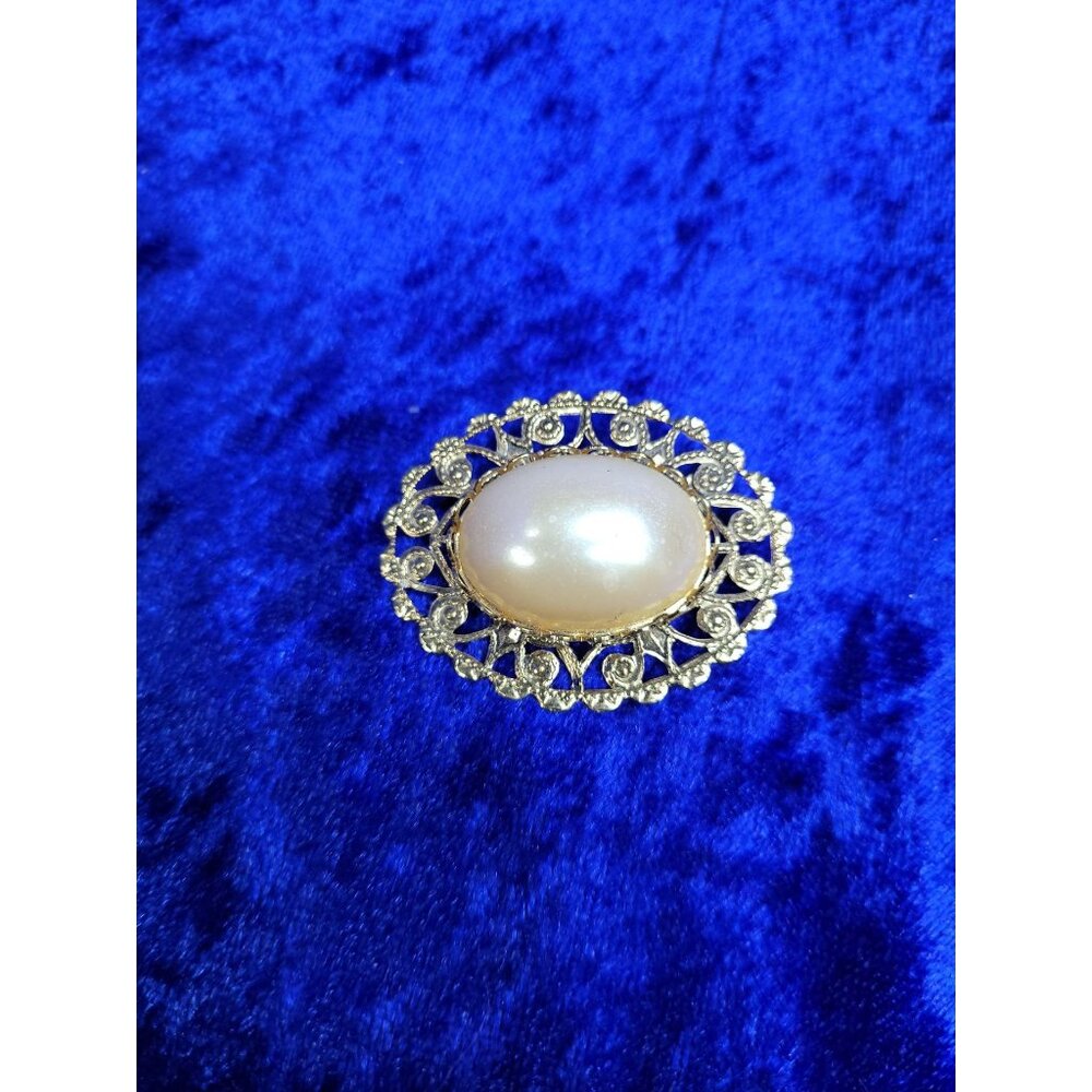 vintage gold tone oval faux pearl center open scroll pattern womens brooch - Picture 3 of 4